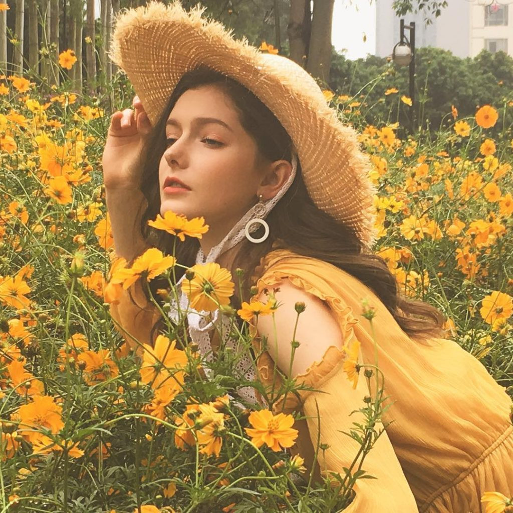 Ngoài đời, nữ người mẫu 20 tuổi cũng gây ấn tượng bởi nhan sắc ngọt ngào và gu ăn mặc sành điệu, cá tính.