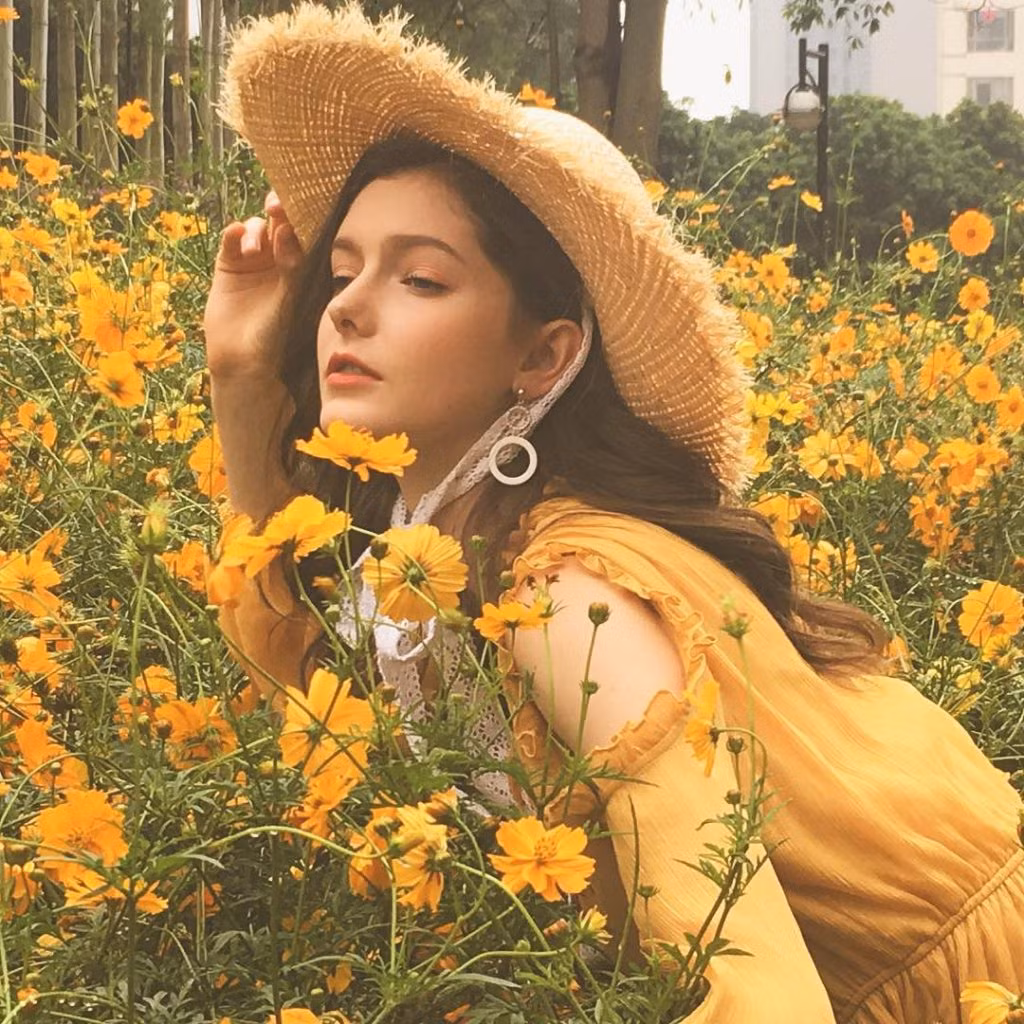 Ngoài đời, nữ người mẫu 20 tuổi cũng gây ấn tượng bởi nhan sắc ngọt ngào và gu ăn mặc sành điệu, cá tính.