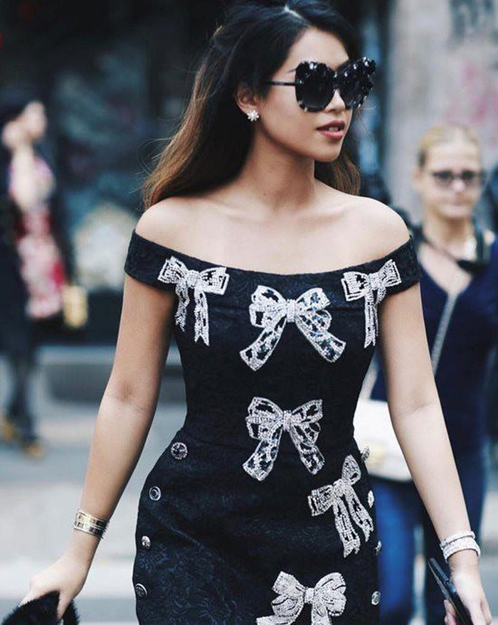 Thảo Tiên sở hữu vóc dáng cân đối, thường diện các trang phục gợi cảm khoe vai gầy cùng vòng eo thon gọn.