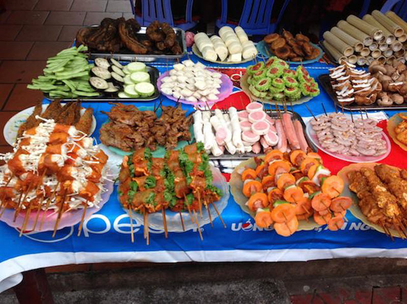 Các món nướng phố núi: Ngoài các món lẩu thì Sapa là thiên đường dành cho dân mê đồ nướng. Các món nướng ở Sapa rất đa dạng như bò cuốn cải mèo, nấm nướng, cánh gà nướng, cà tím, trứng gà nướng, khoai lang nướng…Bạn có thể chọn thưởng thức các món nướng ở chợ đêm Sapa hay các hàng quán ven đường.