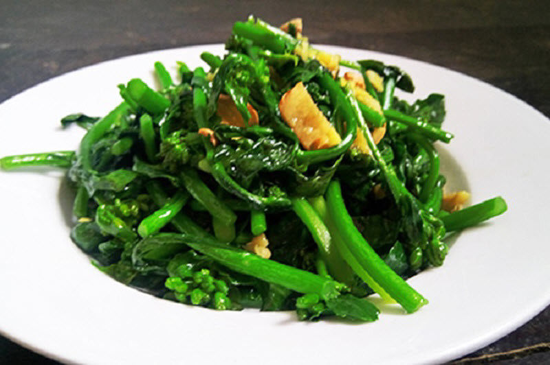 Cải mèo đặc sản SaPa: Trong những món ngon đặc sản vùng núi Sapa, chúng ta không thể bỏ quên rau cải mèo. Loại rau duy nhất chỉ có ở xứ lạnh. Rau cải mèo có vị đăng đắng, ngăm ngăm đặc trưng. Nếu ai đã từng nếm thử chắc hẳn sẽ không thể quên được hương vị của nó. Ảnh: Internet.