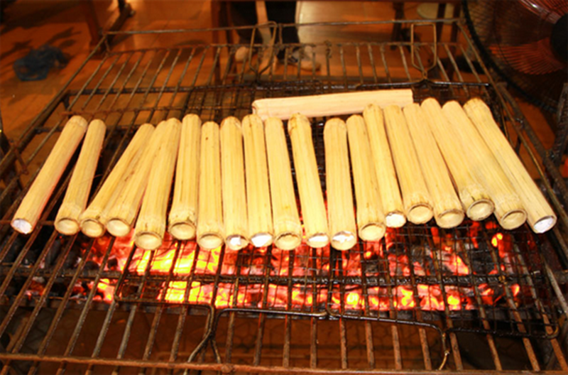 Cơm lam: Khi du lịch đến Sapa nếu bạn bỏ qua đặc sản cơm lam tại đây thì thật là đã bỏ phí một món ăn vừa ngon lại vừa rẻ của núi rừng Sapa. Từ nhà hàng, Khách sạn, đến các quán ăn ven đường… đều phục vụ món ăn độc đáo này.