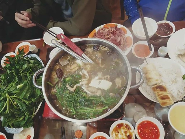 Thắng cố: Được mệnh danh là thứ “đặc sản kinh dị” của Sapa, Thắng Cố được khá nhiều người yêu thích thậm chí là “nghiện” vì cái hương vị hôi nhưng bùi của nó. Đây là món ăn truyền thống và nổi tiếng của người Mông ở Sapa.