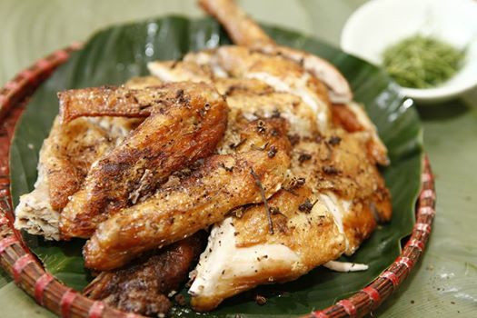 Gia vị dùng để chế biến khá đặc biệt, gồm hạt mắc khén dã nhỏ trộn lẫn ớt, rau thơm, muối, lá chanh, gừng, sả… trộn lẫn với nhau sau đó nhét vào trong bụng con gà. Các gia vị khác được sát lên da bên ngoài con gà để thịt được đậm và thơm hơn. Gà nướng chín được chấm cùng muối mắc khén cực hấp dẫn.