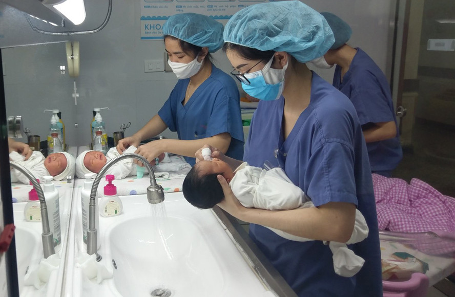 Phu nu mang thai nhiem Covid-19 phai tho may, Bo Y te huong dan xu tri the nao?-Hinh-2