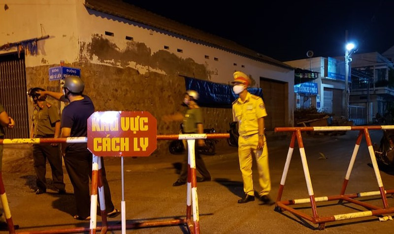 Hai đoạn đường bị cách ly có khoảng 100 hộ dân và luôn được lực lượng cảnh sát và quân đội túc trực canh gác không cho bất kỳ người dân nào ra vào. Việc cách ly trên sẽ thực hiện đến 0 giờ ngày 3/4. Ảnh: PLO.