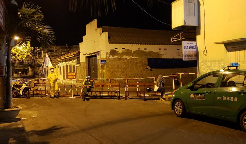 Khu vực cách ly được canh gác nghiêm ngặt. Lực lượng cảnh sát khuyến cáo mọi người không đến gần khu vực cách ly nhằm đảm bảo an toàn dịch bệnh. Ảnh: PLO.