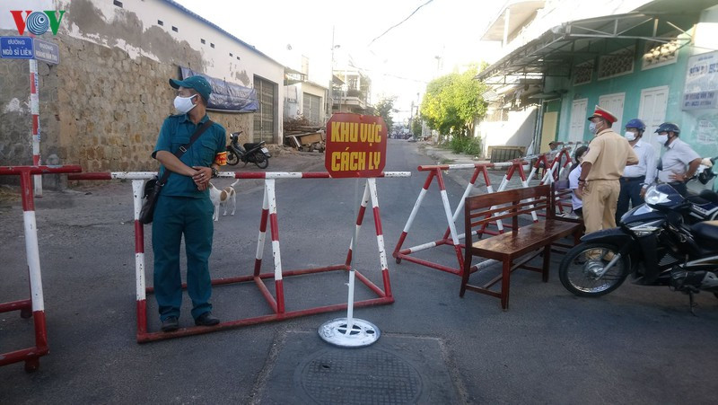Được biết, khu vực cách ly ở 2 tuyến đường này có 29 hộ dân đang sinh sống với gần 150 khẩu. Sau khi được vận động tuyên truyền, hầu hết bà con đều vui vẻ thực hiện. Ảnh: VOV.