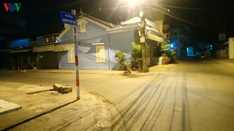 TP Phan Thiết đã phân công cho 3 lực lượng: công an, quân sự và dân quân tự vệ thành phố chia làm 3 chốt để chắn barie canh gác khu vực này. Ảnh: VOV.