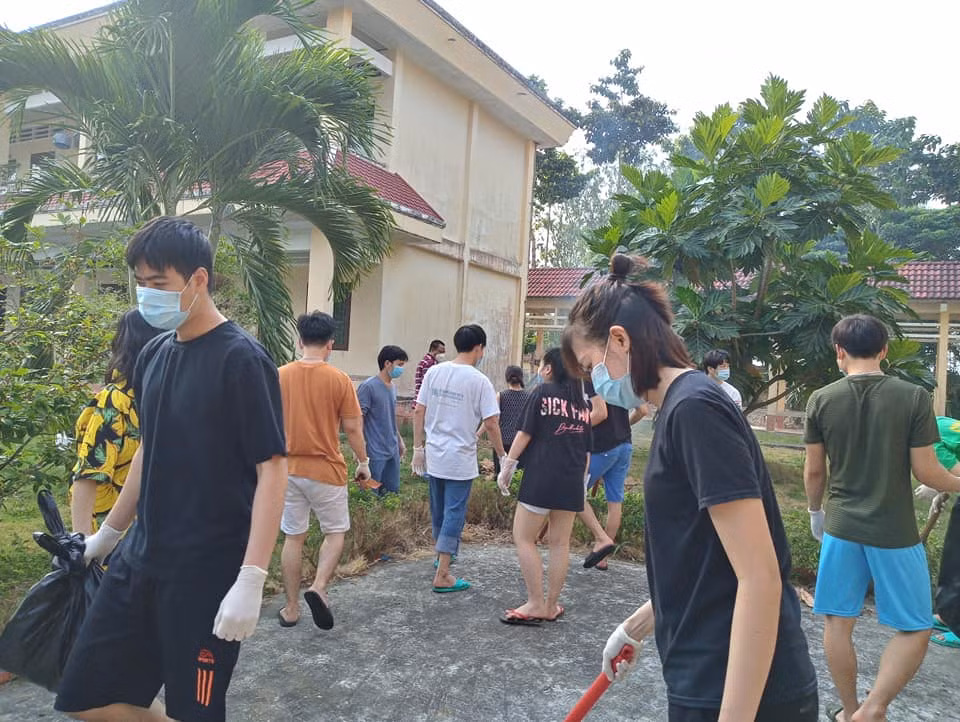 Những người ở trong khu cách ly cũng thường chủ động dọn vệ sinh sạch sẽ xung quanh và lau hành lang thường xuyên để môi trường sống trong sạch, đẩy lùi COVID-19.