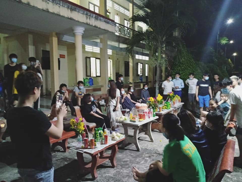 Các anh em nam giới trong khu cách ly tổ chức tiệc 8/3 cho chị em.