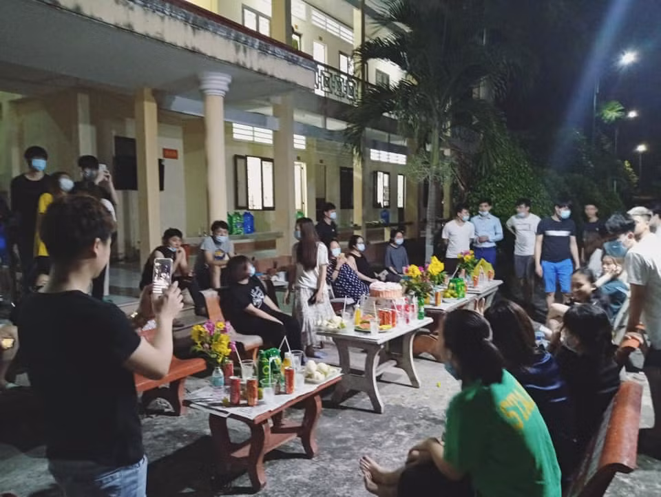 Các anh em nam giới trong khu cách ly tổ chức tiệc 8/3 cho chị em.