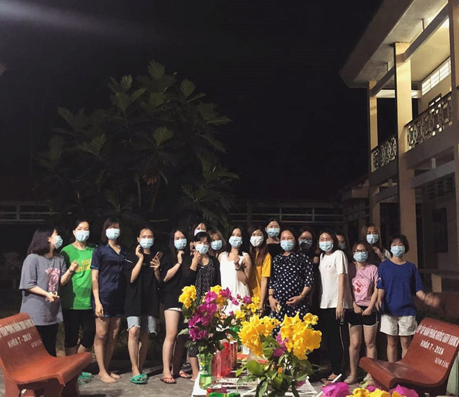Theo Lệ Quyên, đây là bữa tiệc 8/3 rất đặc biệt bởi mọi người đều phải đeo khẩu trang để đảm bảo an toàn.
