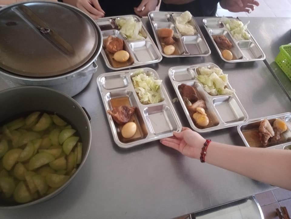 Các suất ăn khá đầy đủ dinh dưỡng và ngon miệng do bếp ăn quân đội nấu.