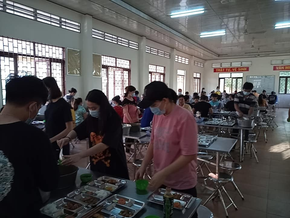 Nhà ăn phục vụ 200 suất cơm mỗi ngày cho mọi người trong khu cách ly.