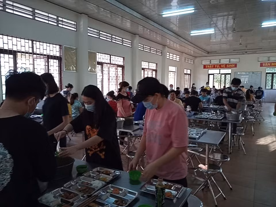 Nhà ăn phục vụ 200 suất cơm mỗi ngày cho mọi người trong khu cách ly.