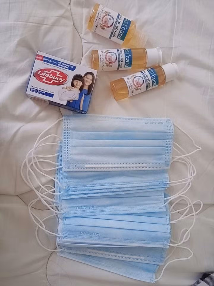 Ở khu cách ly, mỗi người được phát 2 chiếc khẩu trang mỗi ngày, nước rửa tay khô 1 tuần phát 3 lần và cả bánh xà phòng.