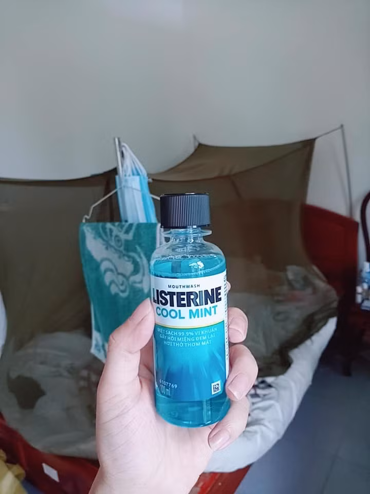 Mỗi người cách ly còn được phát cả chai nước súc họng diệt khuẩn.