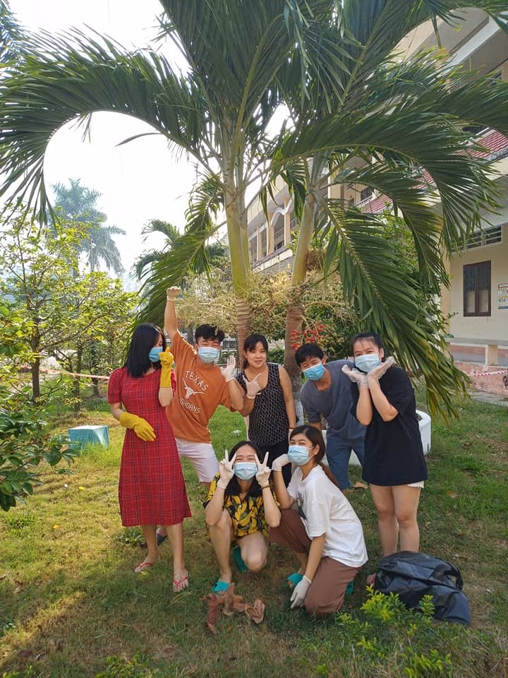 Khác với suy nghĩ tiêu cực, lo sợ về việc cách ly của một số người, cô gái có tài khoản facebook Nguyễn Thị Lệ Quyên đã chia sẻ những hình ảnh về cuộc sống thoải mái, sung sướng của mình trong khu cách ly chống dịch CCOVID-19 tại trường quân sự Gò Găng (Tam Bình, Vĩnh Long).