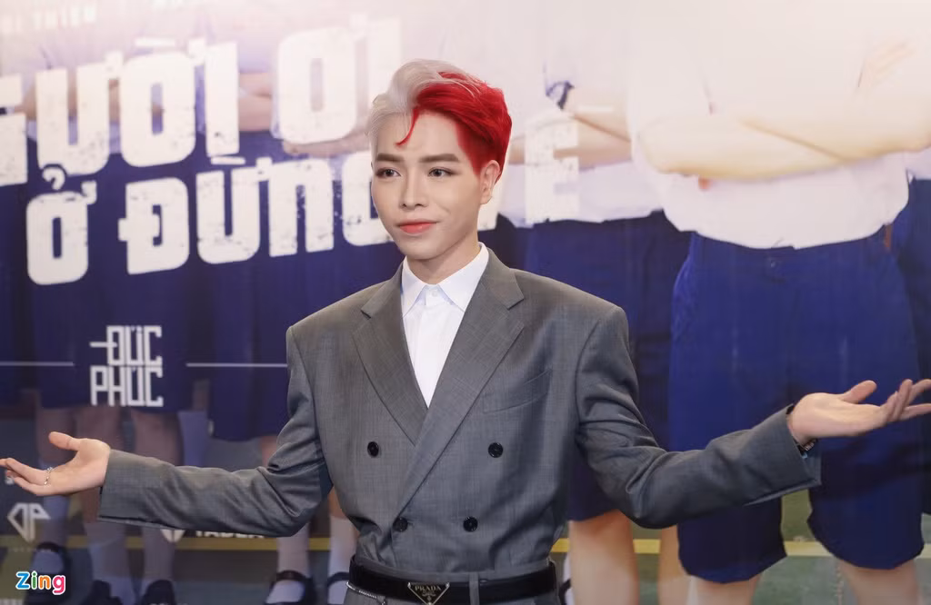 Từ trước đến nay, dù rất chịu khó thay đổi màu tóc, thế nhưng đây có lẽ là lần hiếm hoi nam ca sĩ "chịu chơi" khi thử mix 2 màu tóc nổi bật cùng một lúc. Ảnh: Zing.