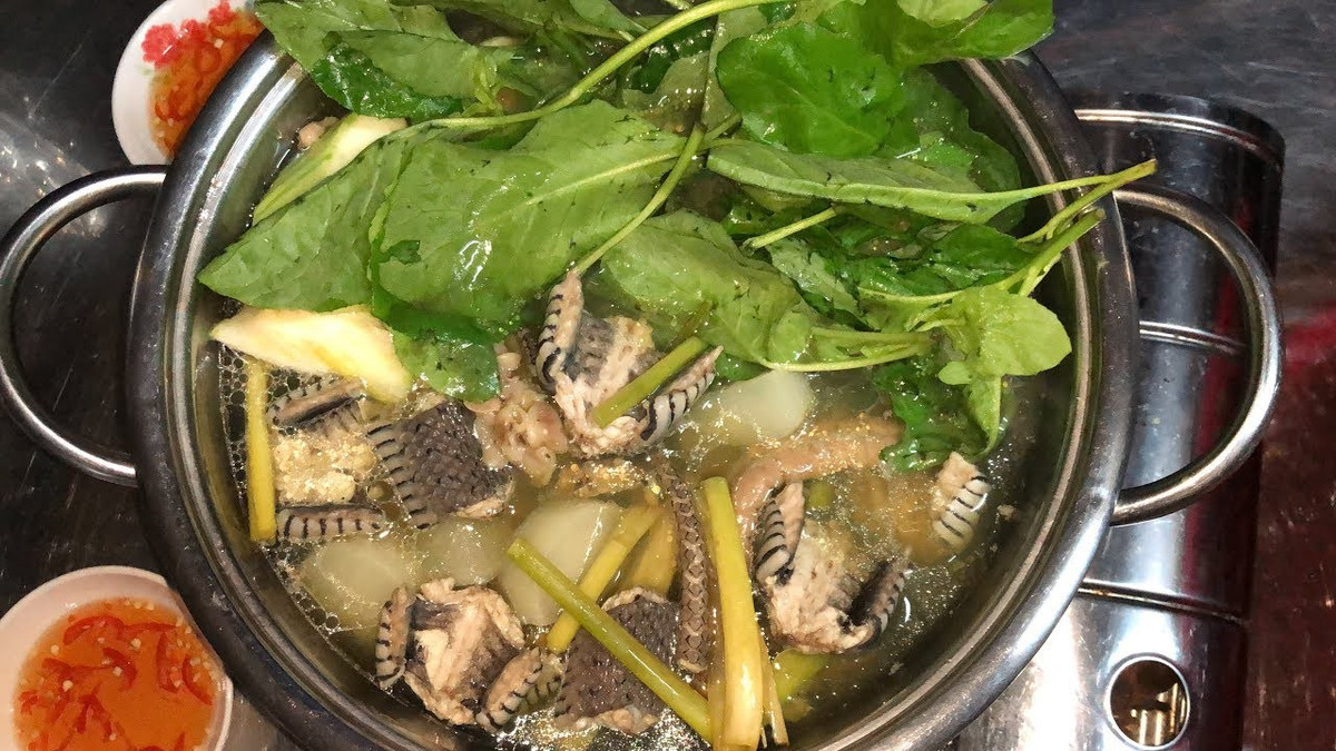 Đến miền Tây du lịch, bạn có thể thưởng thức món lẩu rắn hổ hành ở các hàng quán ven đường hoặc đặt hàng ở ngay tại các homestay, khách sạn. Ảnh: Internet. Mời độc giả theo dõi video Chế biến món ngon từ nấm đông cô. Nguồn: VTC.