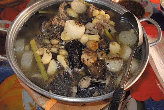 Gắp một miếng thịt rắn, chấm với nước mắm cốt Phú Quốc, thịt rắn giòn, rai ngọt thấm đều trong từng thớ thịt. Đặc biệt, các loại rau nhúng với nước lẩu, ăn đến đâu cảm nhận được vị ngọt tan chảy nơi đầu lưỡi đến đó. Món ăn này thường được người miền Tây ăn kèm với bún tươi.