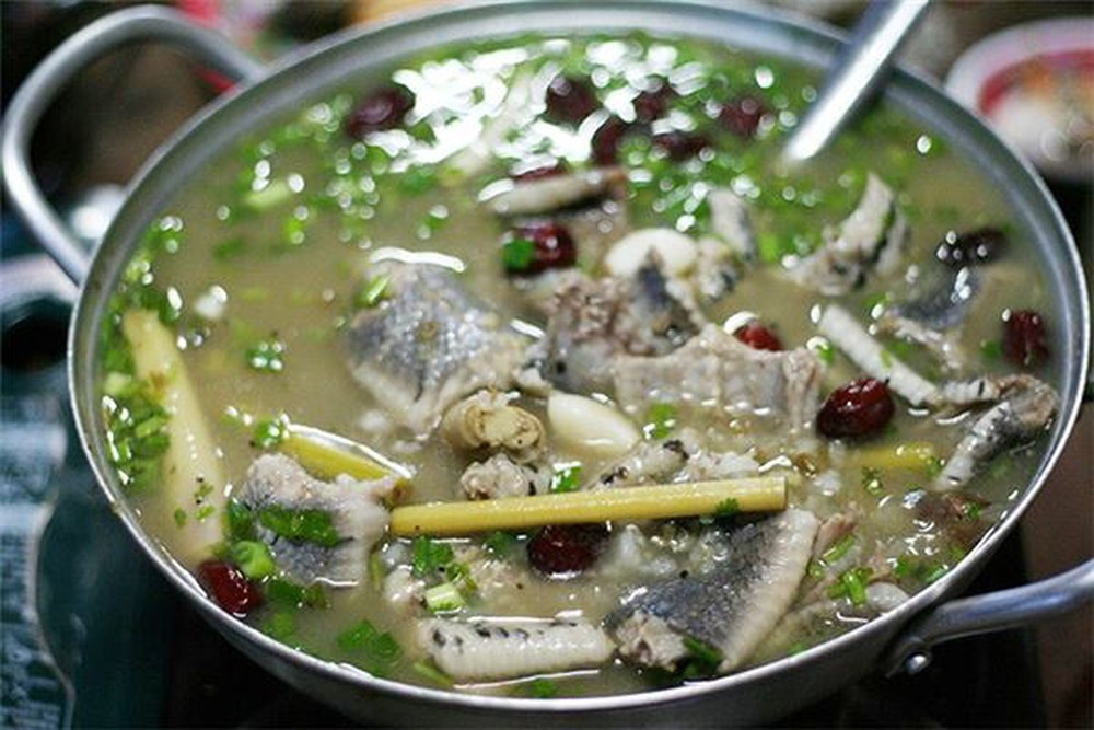 Theo người dân miền Tây, lẩu rắn hổ hành không chỉ ăn ngon mà còn rất bổ dưỡng, đặc biệt là đối với những người mệt mỏi, suy nhược cơ thể. Do đó, mỗi khi có khách quý đến thăm họ thường nấu món đặc sản này để thiết đãi.