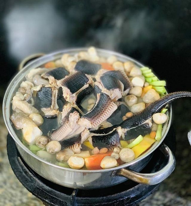 Lẩu rắn có nước trong, vị ngọt đậm đà của thịt rắn. Khi ăn, thực khách thưởng thức thức cùng rau mồng tơi, mướp thái vát, lá lốt và các loại rau đặc sản của sông nước miền Tây. Món lẩu rắn tuy bề ngoài có vẻ “kinh dị” nhưng nếu vượt qua sự sợ hãi, du khách sẽ yêu thích món ăn đặc trưng cho ẩm thực miền Tây này.