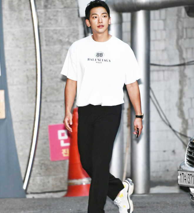 Nam tài tử đã lấy lại được thân hình thon gọn, thanh mảnh và gương mặt góc cạnh.