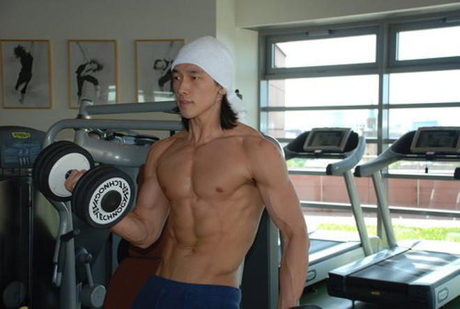 Trong đoạn video được mới được nam ca sĩ đăng tải, anh chia sẻ một số bài tập bản thân thường áp dụng khi tập Tabata là chống đẩy, tạ tay, squat, burpee…