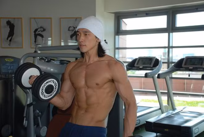 Trong đoạn video được mới được nam ca sĩ đăng tải, anh chia sẻ một số bài tập bản thân thường áp dụng khi tập Tabata là chống đẩy, tạ tay, squat, burpee…