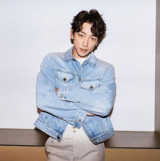 Sau màn giảm cân ngoạn mục trong thời gian ở nhà nghỉ dịch COVID-19, thân hình của Bi Rain trông thon gọn hơn rất nhiều.