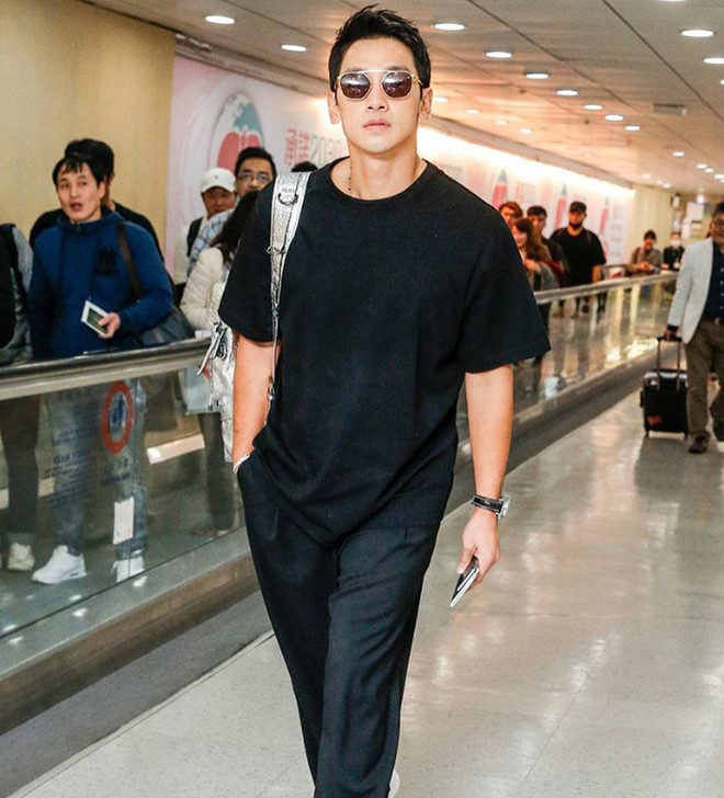 Những hình ảnh sau khi giảm cân của nam ca sĩ 37 tuổi không chỉ khiến cho người hâm mộ bất ngờ và thán phục mà còn được Hoa hậu Hàn đẹp nhất thế giới – Honey Lee (bạn thân của Kim Tae Hee) khen ngợi hết lời.