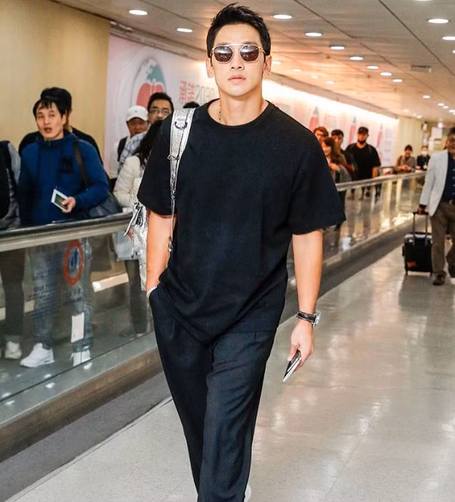 Những hình ảnh sau khi giảm cân của nam ca sĩ 37 tuổi không chỉ khiến cho người hâm mộ bất ngờ và thán phục mà còn được Hoa hậu Hàn đẹp nhất thế giới – Honey Lee (bạn thân của Kim Tae Hee) khen ngợi hết lời.