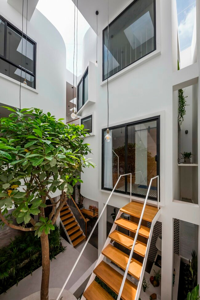 Các kĩ sư tận dụng ánh sáng tự nhiên và cây xanh, không chỉ để lấp đầy các khoảng trống kiến trúc bên trong ngôi nhà mà còn tô điểm cho các bức tường trắng bên trong của giếng trời.