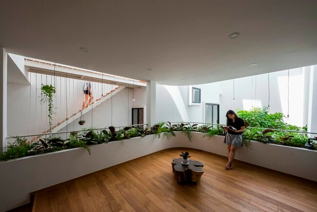 Một trong hai căn nhà nhỏ sử dụng nguyên một tầng thoáng để làm phòng đa năng, đặc biệt là không gian chung để cả gia đình tụ họp và tiếp khách.