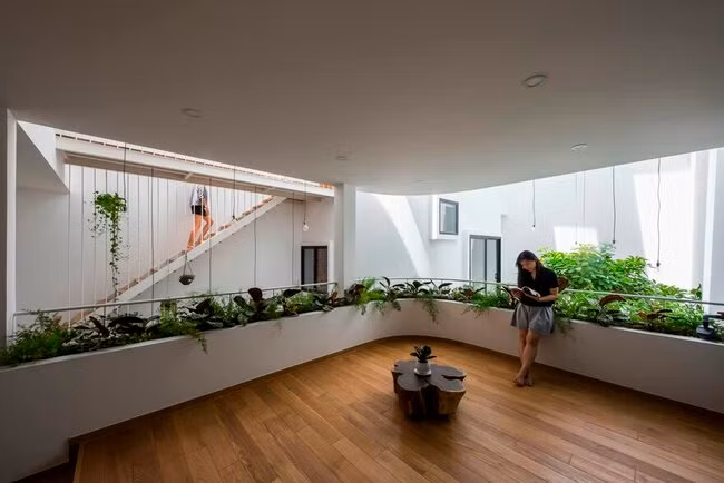 Một trong hai căn nhà nhỏ sử dụng nguyên một tầng thoáng để làm phòng đa năng, đặc biệt là không gian chung để cả gia đình tụ họp và tiếp khách.