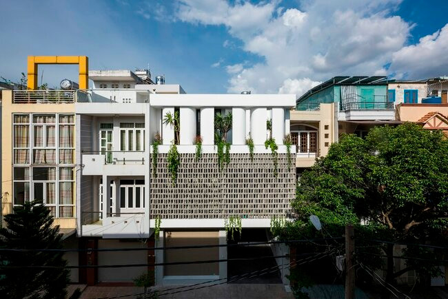 Công trình nằm trên một khu đất rộng 8 x 17 mét vuông trong một con hẻm ở Tp.HCM với tên gọi “ Nhà dành cho con gái”. Ưu tiên hàng đầu của chủ sở hữu là ánh sáng tự nhiên và cây xanh được tối đa hóa trong ngôi nhà của họ.