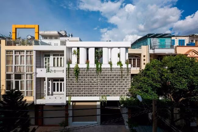 Công trình nằm trên một khu đất rộng 8 x 17 mét vuông trong một con hẻm ở Tp.HCM với tên gọi “ Nhà dành cho con gái”. Ưu tiên hàng đầu của chủ sở hữu là ánh sáng tự nhiên và cây xanh được tối đa hóa trong ngôi nhà của họ.