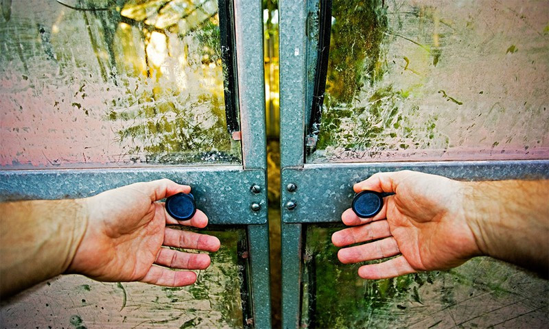 Một vài cánh cửa đóng lại nhưng sẽ có những cánh cửa khác mở ra: Không có điều gì là mãi mãi, ngay cả nỗi buồn chia tay. Vì thế, bạn phải đóng cánh cửa tồi tệ lại thì mới mở ra được những cánh cửa tốt đẹp đang đón chờ. Đôi khi chúng ta cần quên những người trong quá khứ bởi họ không nên thuộc về tương lai của ta.