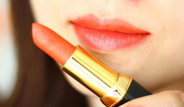 Để ngày Tết thêm rạng rỡ, các màu son như đỏ cam, đỏ tươi, hồng cánh sen... sẽ là sự lựa chọn lý tưởng. Những màu son này sẽ làm sáng da, trắng răng, giúp môi căng mọng và quyến rũ hơn.