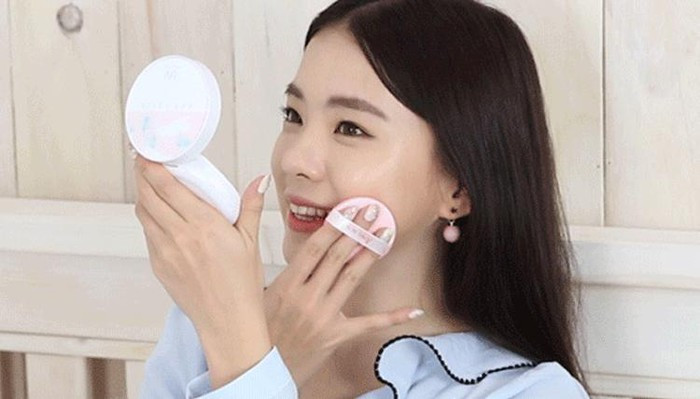 Phấn nước: Trang điểm bằng phấn nước dần trở nên phổ biến hơn bởi độ tiện dụng của chúng, vừa là kem lót vừa tạo được lớp nền “bền chặt”, tự nhiên và mang lại làn da căng bóng tràn đầy sức sống.