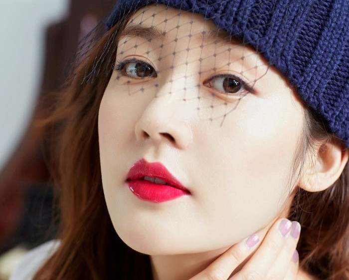 Chì kẻ mày: Một cặp chân mày đẹp giúp thay đổi các đường nét trên gương mặt bạn. Do vậy, chì kẻ mày là món đồ không thể thiếu mỗi khi bạn đi chơi.