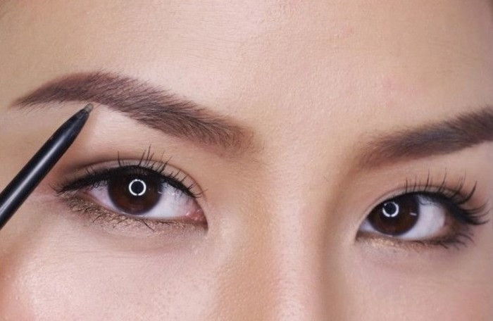 Ngày Tết, bạn thường hoạt động, di chuyển nhiều có thể làm mờ hoặc trôi mất phần lông mày. Hãy mang theo một chiếc chì kẻ mày để dặm lại bất cứ lúc nào cần thiết.