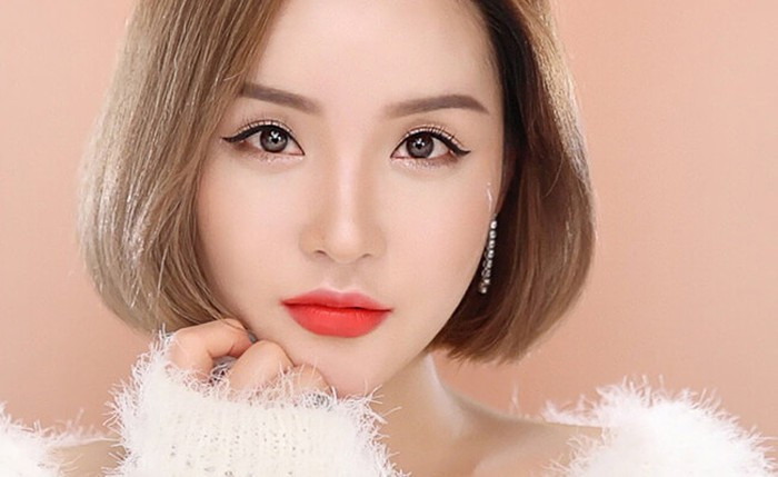 Son môi là món đồ trang điểm không thể thiếu, bạn nên nhớ bỏ vào túi xách đầu tiên trước khi đi chơi.