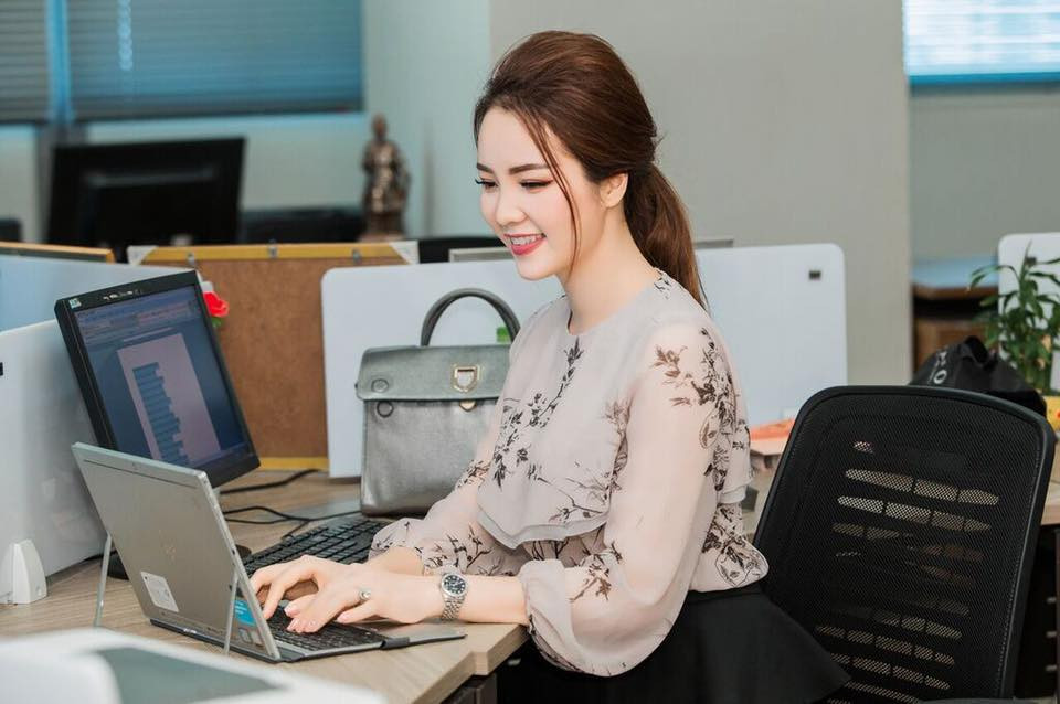  Gu thời trang sang trọng và nữ tính của Thụy Vân khiến người đối diện thiện cảm.