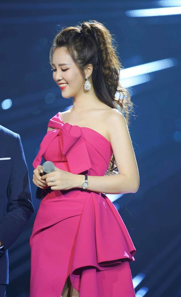 Trái ngược với hình ảnh lịch sự, chỉn chu trên sóng truyền hình, Á hậu Thụy Vân lại theo đuổi phong cách gợi cảm mỗi lần xuất hiện với vai trò MC tại các sự kiện Vbiz. 