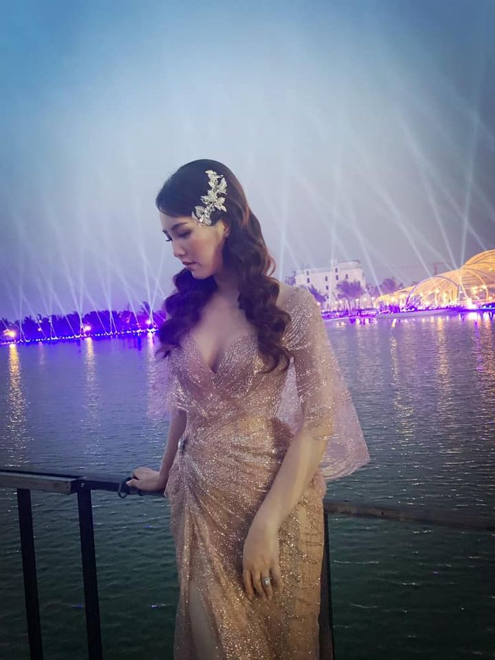 Chiếc đầm xuyên thấu với thiết kế xẻ ngực sâu khoe vòng một nóng bỏng của Thụy Vân. Ảnh: FBNV. Mời độc giả theo dõi Video "Minh Hằng chia sẻ về phong cách thời trang". Nguồn: VTC.