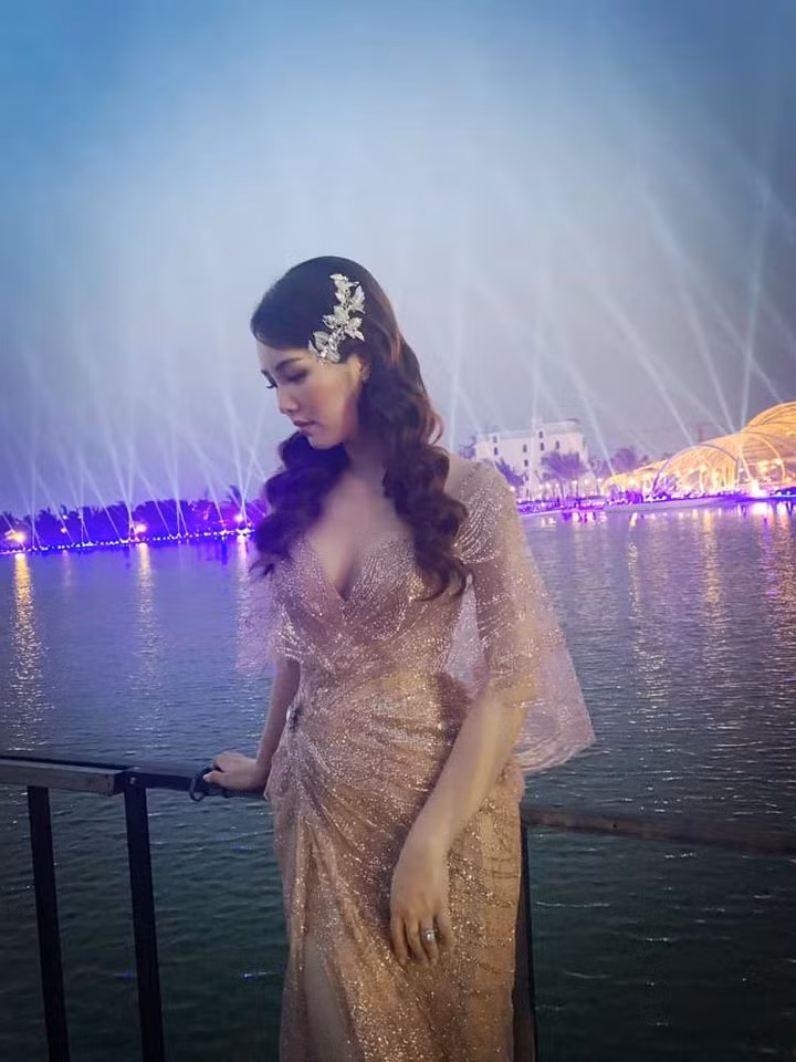 Chiếc đầm xuyên thấu với thiết kế xẻ ngực sâu khoe vòng một nóng bỏng của Thụy Vân. Ảnh: FBNV. Mời độc giả theo dõi Video "Minh Hằng chia sẻ về phong cách thời trang". Nguồn: VTC.