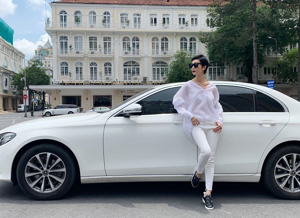 Từ trang phục đến cả chiếc xe cũng phải ton sur ton. Nguồn ảnh: FBNV. Video "Minh Hằng chia sẻ về phong cách thời trang". Nguồn: VTC.